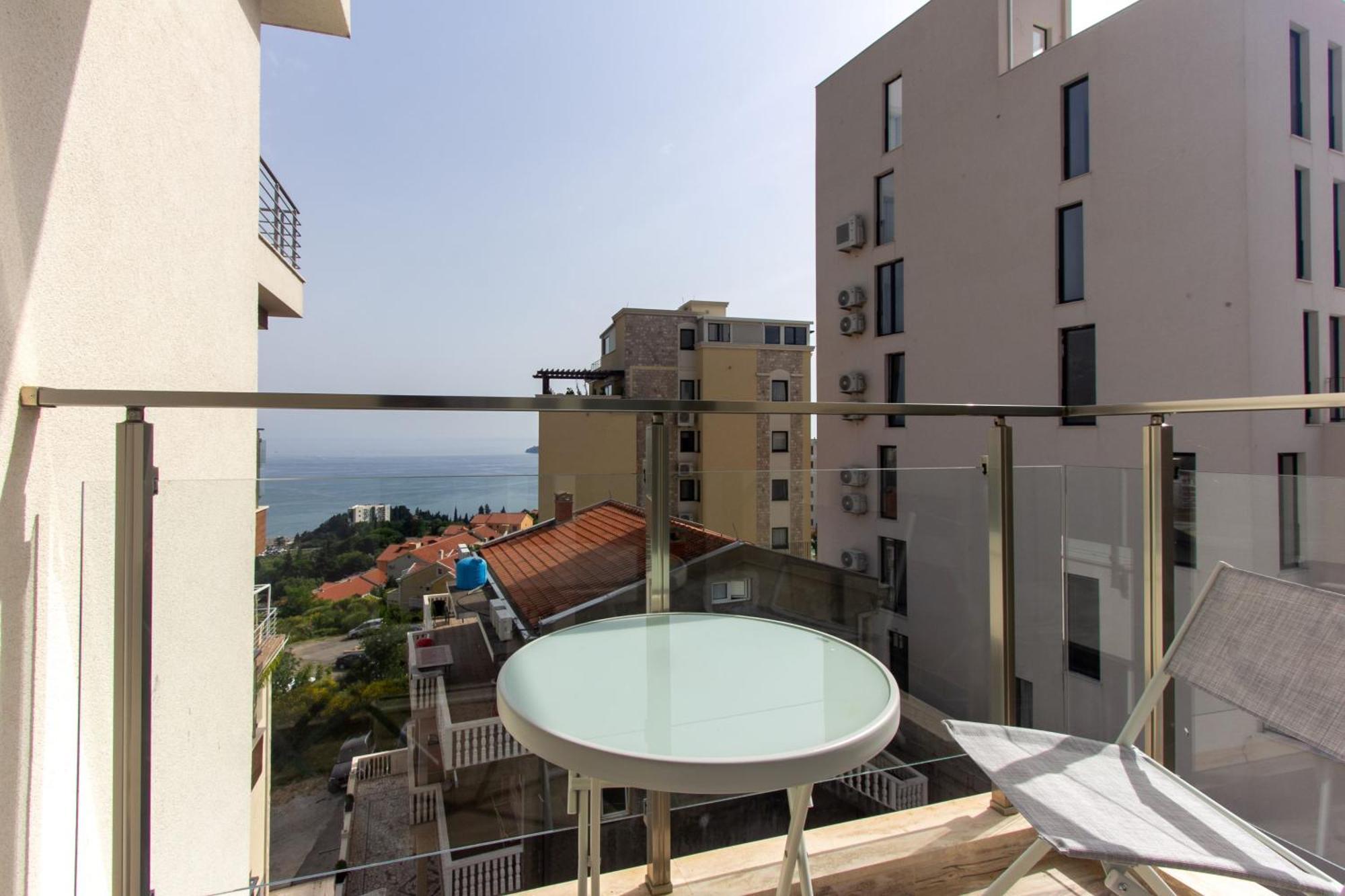 Sunny Side Wellness & Apartment
