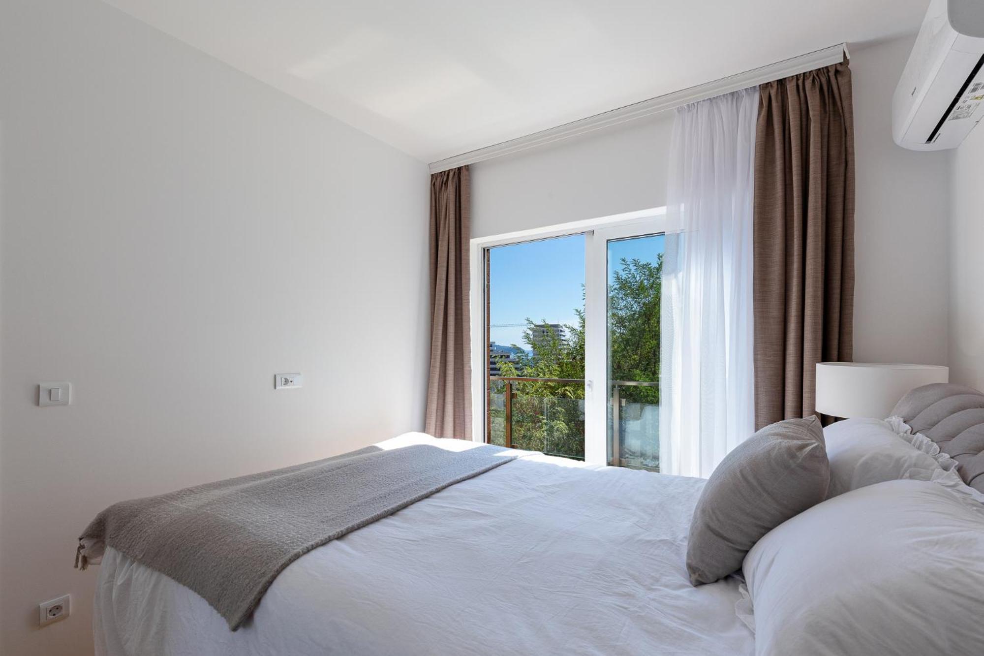 Sunny Side Wellness & Apartment