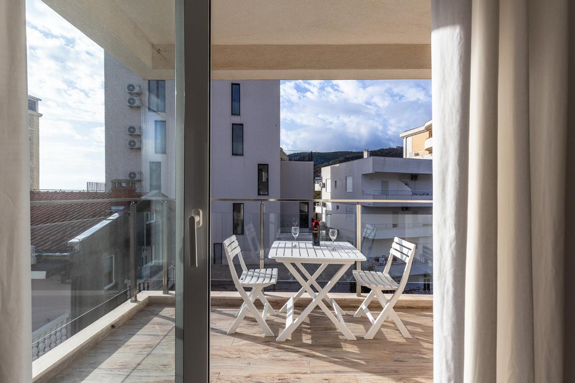 Sunny Side Wellness & Apartment