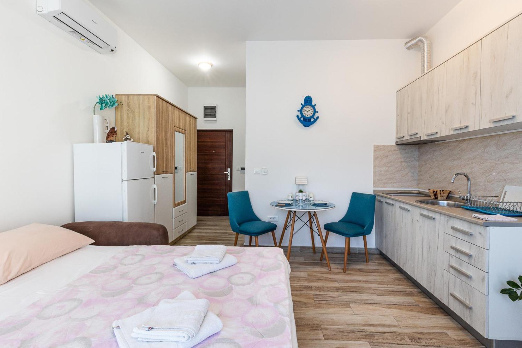Sunny Side Wellness & Apartment