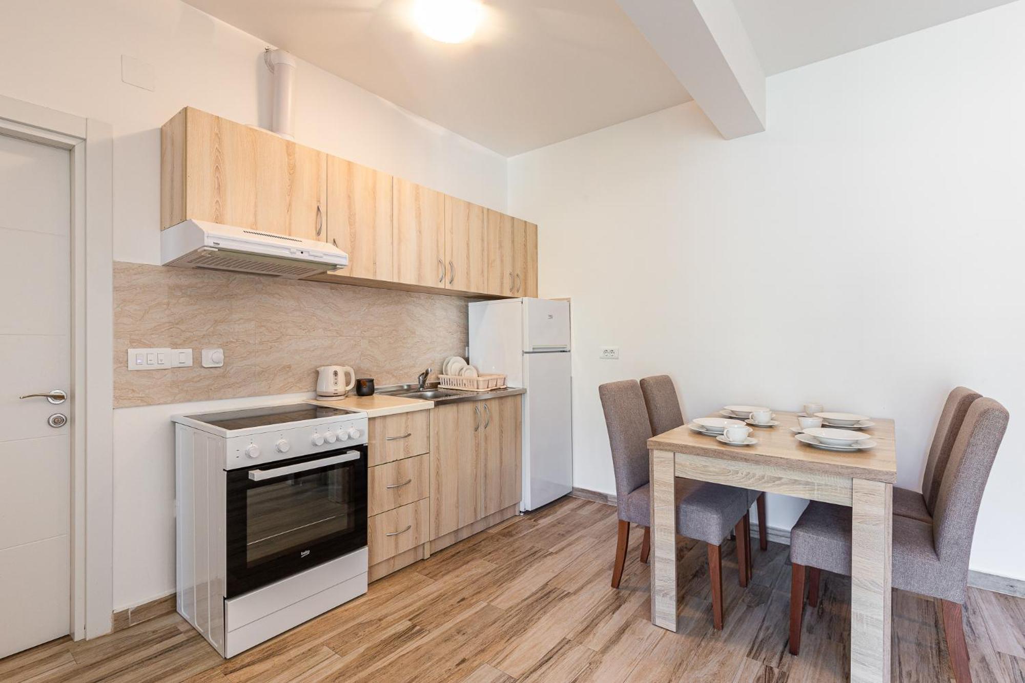 Sunny Side Wellness & Apartment *